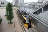 宇都宮東口停留場で発車を待つライトラインの電車（筆者撮影）