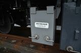 E235系の床下に設置されたモニタリング装置＝2015年（撮影：風間仁一郎）