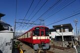 京急電鉄とのコラボで京急カラーになった9000系「幸運の赤い電車（RED LUCKY TRAIN）」（撮影：南正時）