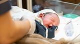 2022年の出生数は、初めて80万人を割り込んだ（写真：B-finity / PIXTA）