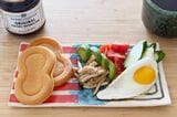 皮だけスフレワッフルを朝食プレートにのせて食パン代わりに（筆者撮影）
