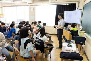 6年生の国語の飛び込み授業。単元は、詩『イナゴ』（まど・みちお）
