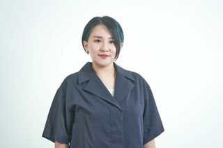 シオリーヌ（大貫 詩織／おおぬき・しおり） 助産師／性教育YouTuber／NPO法人コハグ代表理事 総合病院産婦人科で助産師としての経験を積んだのち、精神科児童思春期病棟で若者の心理的ケアを学ぶ。2017年より性教育に関する発信活動をスタートし、2019年2月より自身のYouTubeチャンネルで動画を投稿。著書に『CHOICE 自分で選びとるための「性」の知識』（イースト・プレス）、『こどもジェンダー』（ワニブックス）、『やらねばならぬと思いつつ〈超初級〉性教育サポートBOOK』（Hagazussa Books）などがある（写真：東洋館出版社提供）