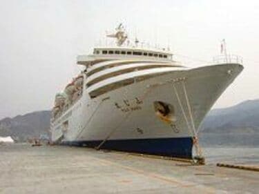 商船三井の豪華客船「ふじ丸」が被災地での支援を終えて東京港に帰着