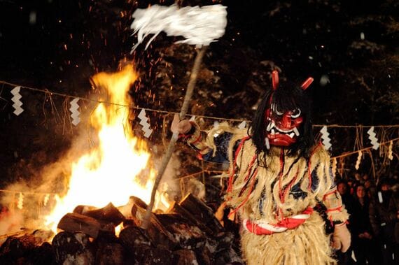 なまはげ柴灯まつりで御幣をもつナマハゲ