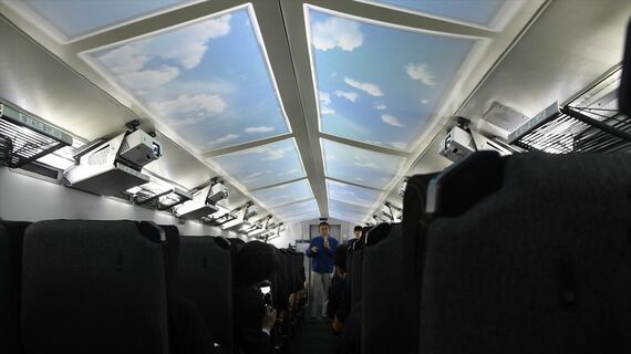 リニア M10 天井スクリーン 青空