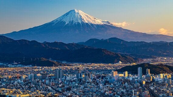 朝日と富士山と街並み