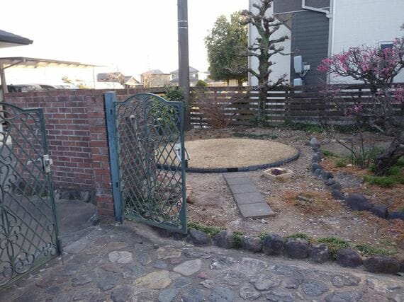 転居前の自宅と庭（写真：織田さん提供）