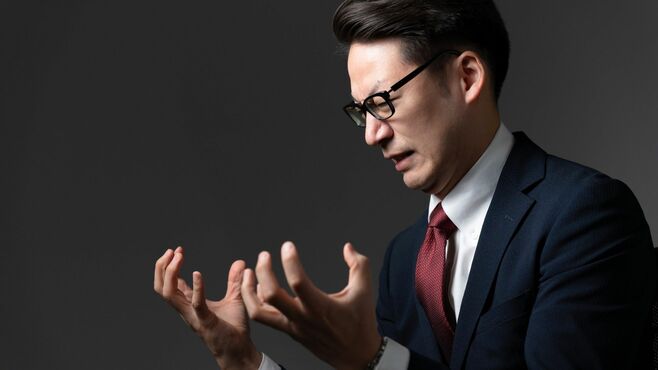 怒りを抑えたい!握るべきは｢右の拳｣か｢左の拳｣か