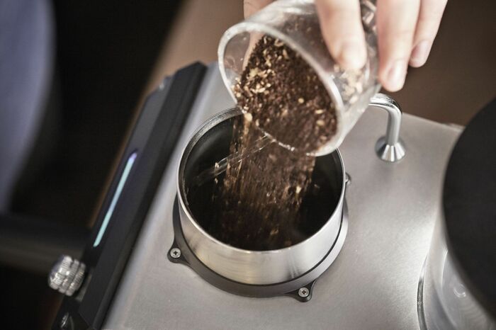 粉をマシンに投入