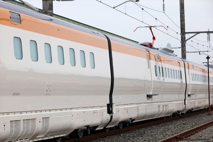 パンタグラフは編成で2基搭載する