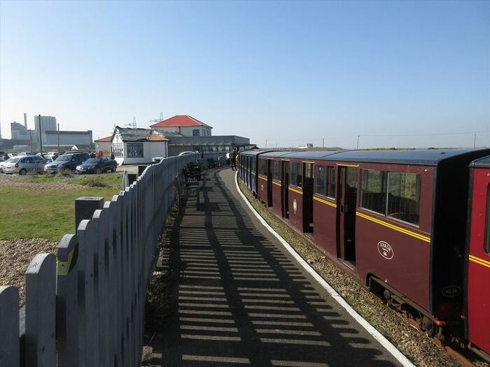 長編成の客車を連ねて走る