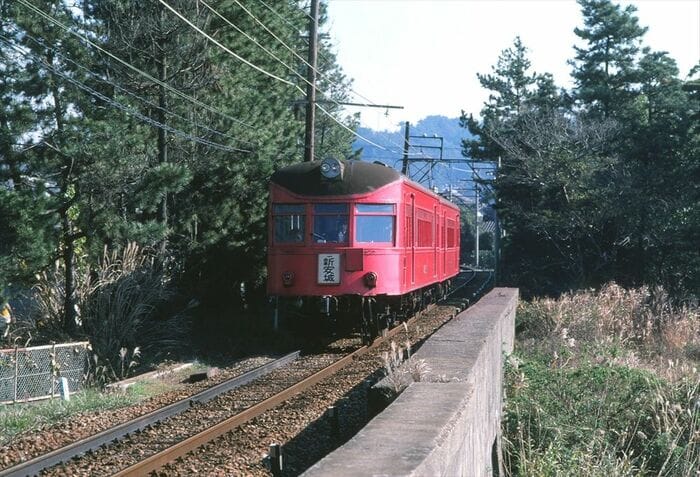 西尾線を走る「なまず」850系