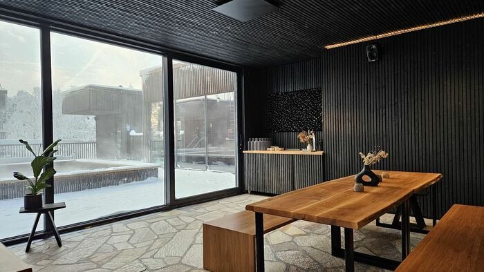 スパセクションの屋内休憩所。引き算の美学が際立つとてもシンプルな空間