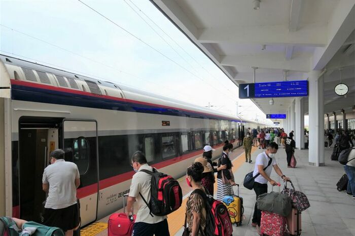 リゾート地のヴァンヴィエンから特急列車に乗車