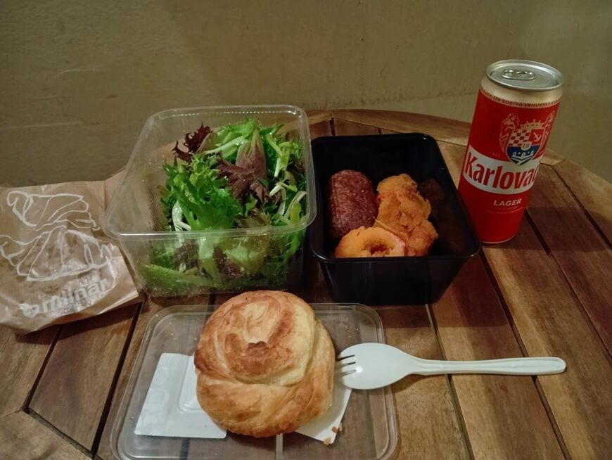 クロアチアの夜飯。パンはパン屋で国民食的なのを購入。これ全部で1400円くらい（写真：筆者撮影）