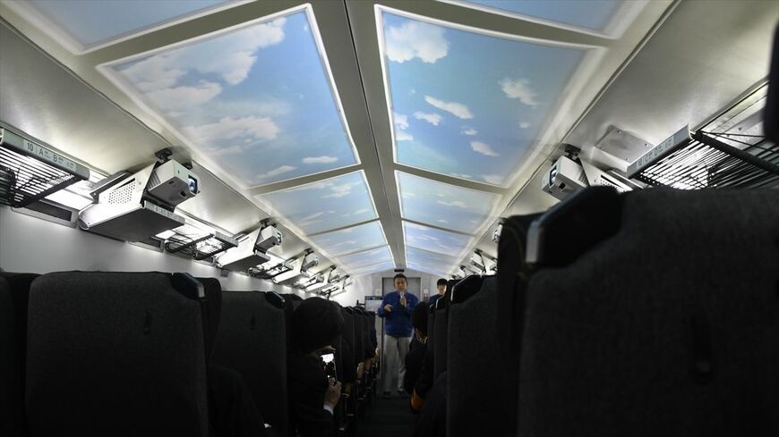 リニア新型車両「M10」の天井に映し出された青空（記者撮影）