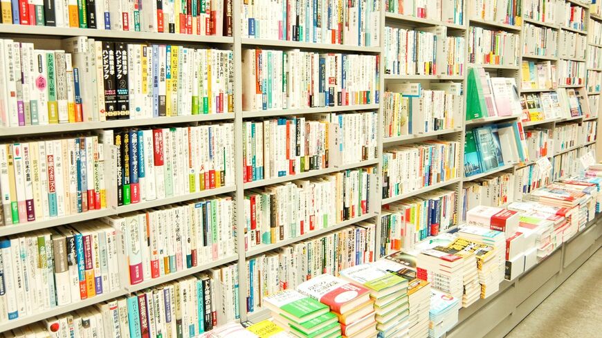 空港にある書店と繁華街にある書店の違いを明確に答えることができますか？（写真：雪／PIXTA）