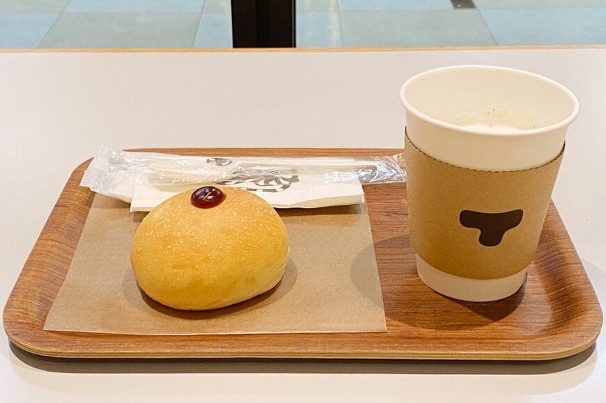 トラヤあんスタンドのモーニングAセットは、あんぱん（こしあん）と季節のスープで891円（筆者撮影）