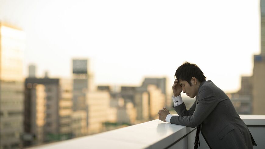 孤独で悩んでいる男性