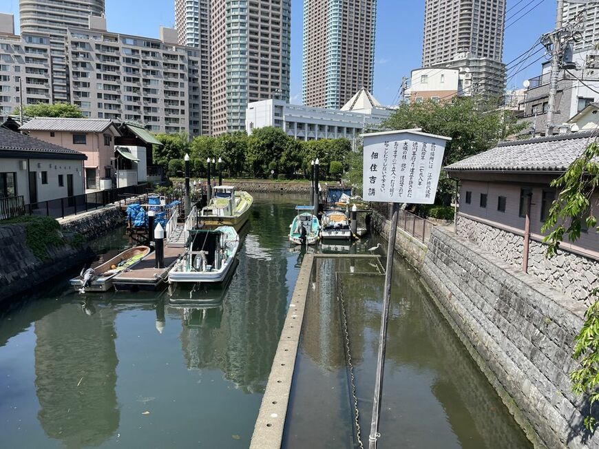 掘には漁船が係留されている（筆者撮影）