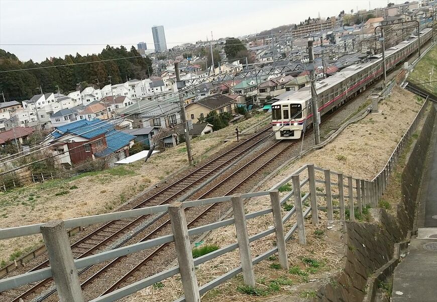 高尾線の山田付近。御陵線はこの付近から左側に向かっていた（撮影：南正時）