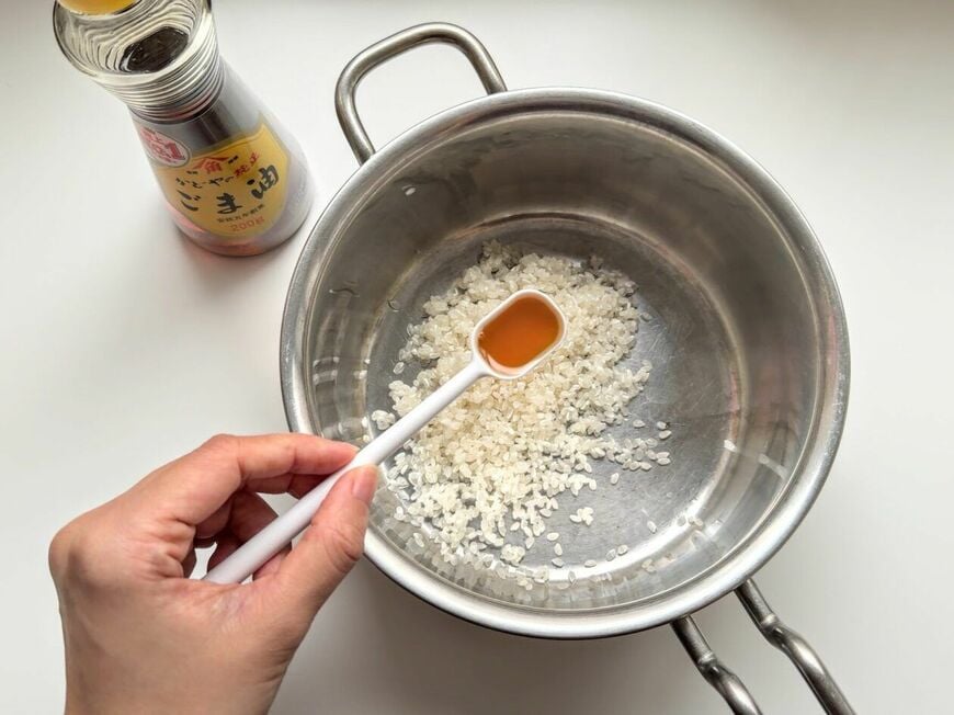 米にごま油をからめると、おかゆが乳化しておいしさが増す