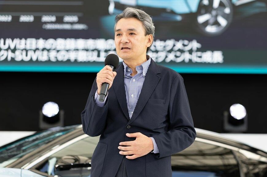 2026年6月18日に発売した日産の新型「キックス」と、その発表会の様子（写真：日産自動車）