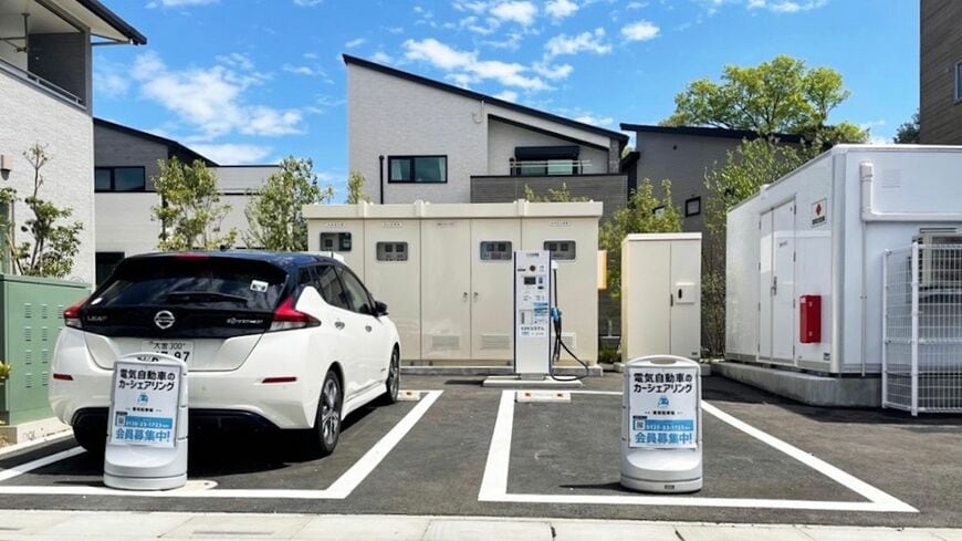 分譲住宅地内にEVのカーシェアリング施設を設けた事例。ここでは、太陽光発電の発電電力を全体で管理運用する仕組みが設けられており、EVカーシェアもその一環だ（筆者撮影）