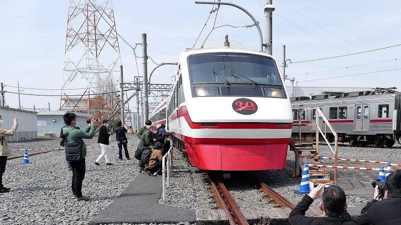 ファン向け有料イベントは東武鉄道の得意分野。200型りょうもう就役30周年記念ツアーでは普段入線しない南栗橋車両管区で撮影ができた＝2021年3月（記者撮影）