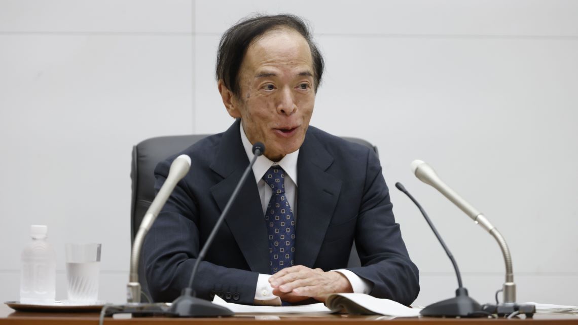 日銀の植田総裁は就任以来まったくと言ってもいいほど動いていない。だが実は「大きな事をやりとげる」ために闘っているのかもしれない(写真:ブルームバーグ)