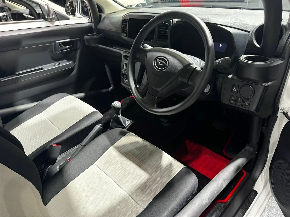 ロールケージとMTのシフターが自動車ファンの興味をかきたてる（筆者撮影）