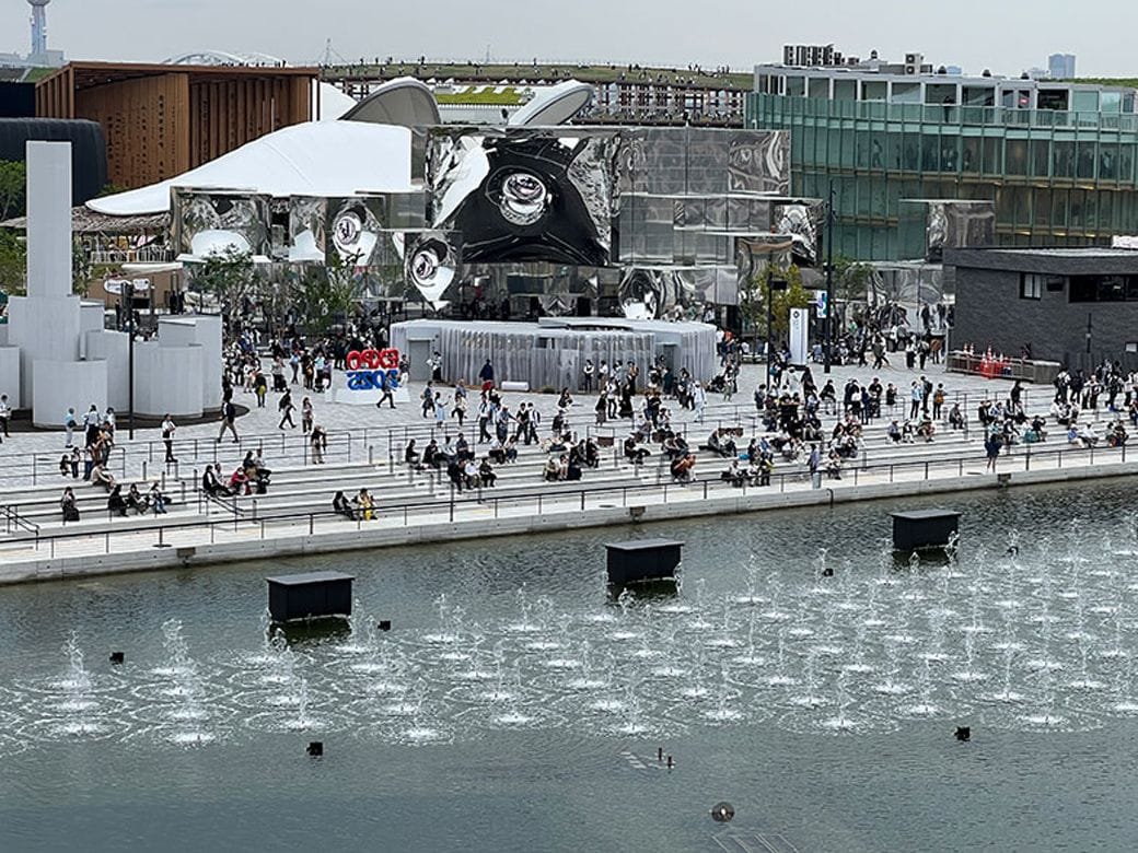 写真中央にあるのが「トイレ7」。サステナブル素材でできた透明のパネルは、角度や時間帯によって見え方が変わる（写真提供／家入龍太さん）