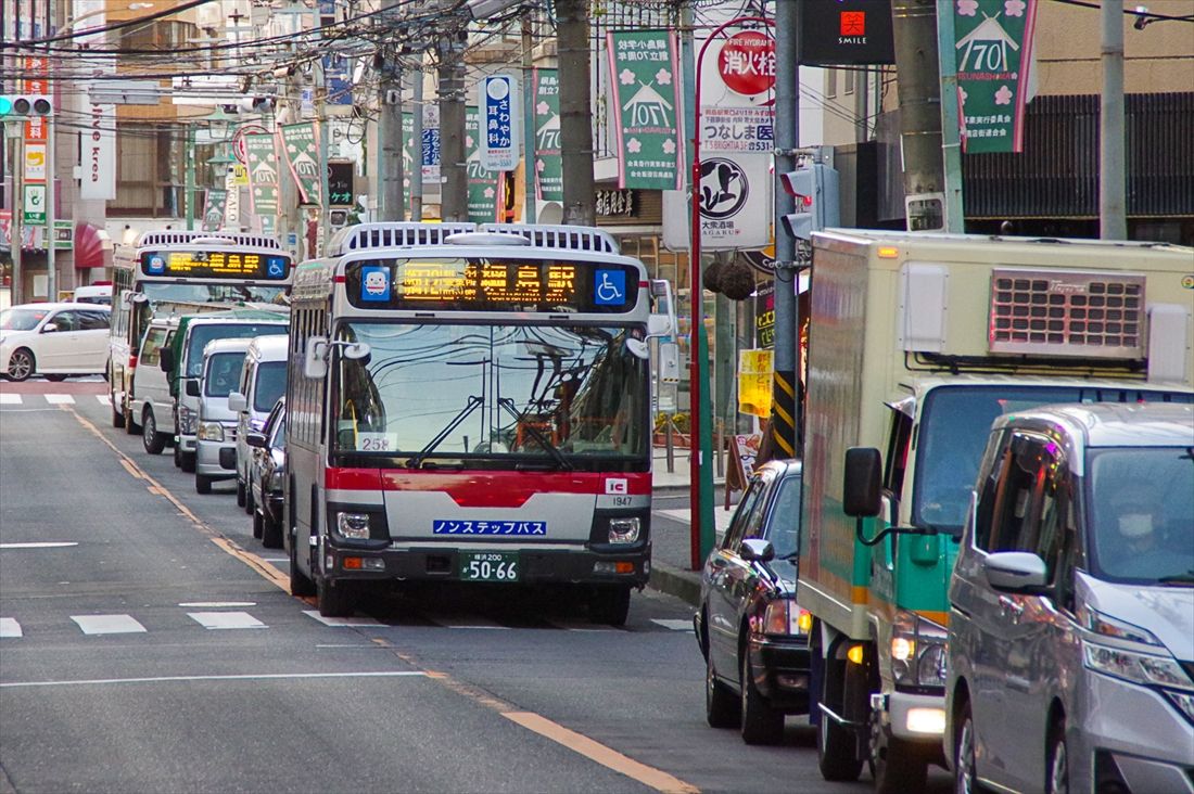 県道子母口綱島線は綱島駅南東にある綱島交差点から混雑しやすい。バスも駅近くで時間がかかることが多い（筆者撮影）