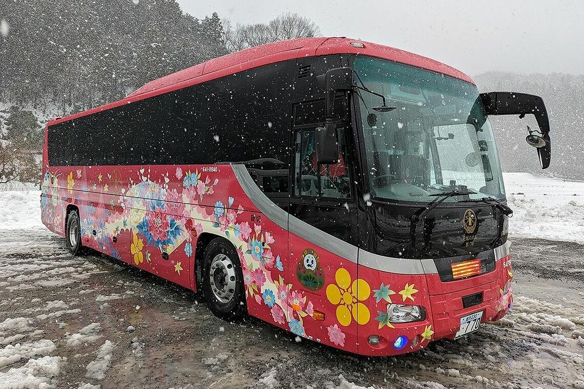 JR西日本の観光列車「花嫁のれん」デザインの西日本JRバス。貸切運行などで使われる（写真：恵 知仁）