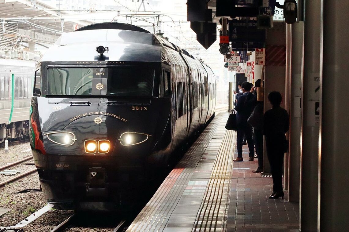 観光列車「36ぷらす3」（写真：恵 知仁）