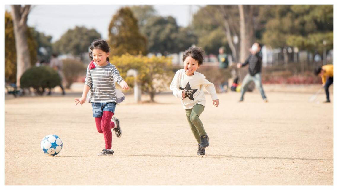 公園で遊ぶ子ども
