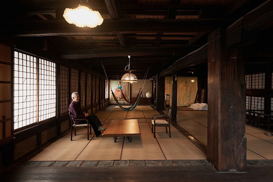 修繕と並行し、埃だらけで養蚕棚が放置されていた2階を片付けると、大黒柱が映える大空間に。新たにレトロな照明器具やハンモックを備えた（写真撮影／相馬ミナ）