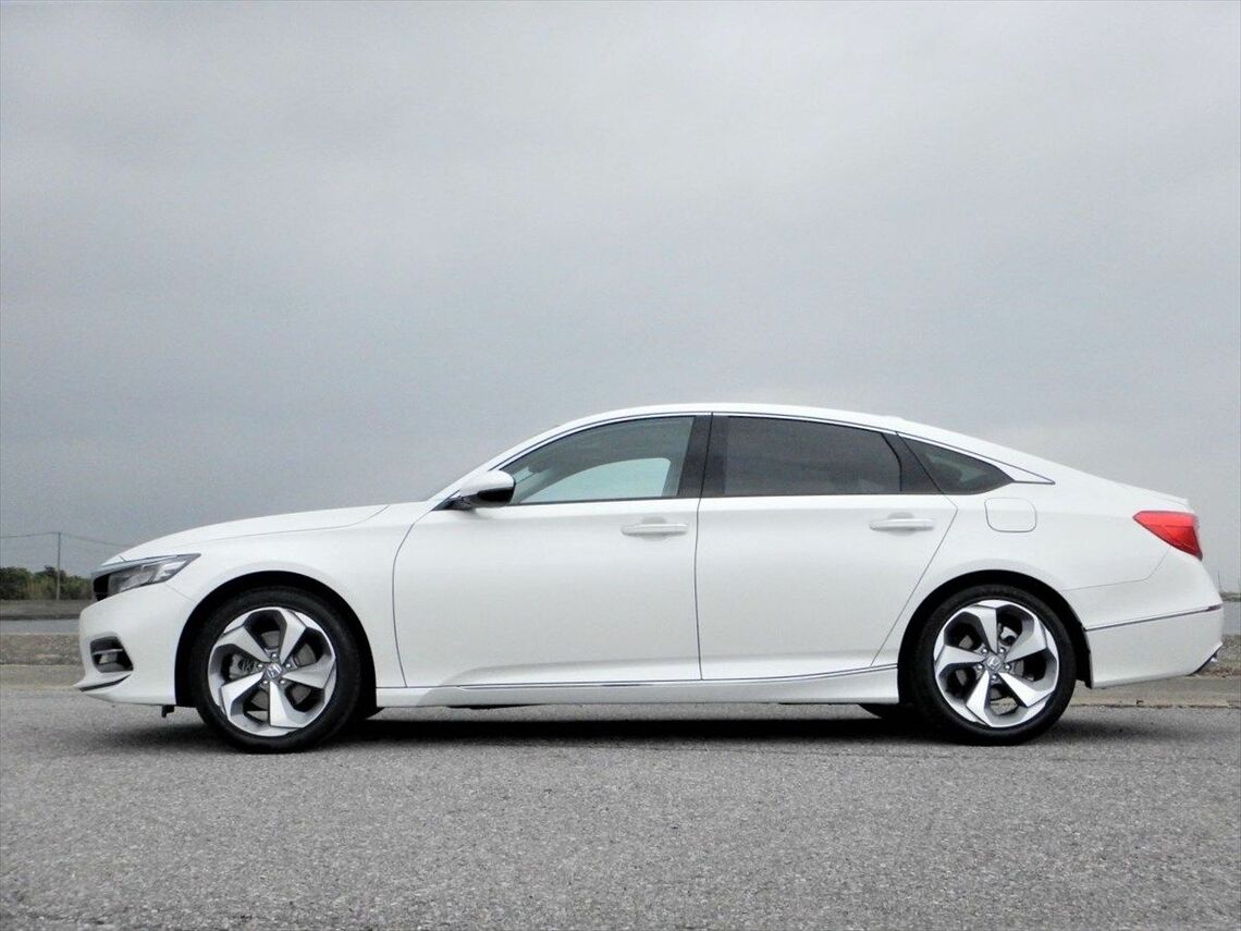 6ライト方式によりクーペのようなシルエットに（筆者撮影）