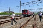 電車を降りて誘導する場所へ向かう