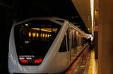 浅草行きのスペーシアXが北千住駅に到着。特急の乗降客も多い（撮影：鼠入昌史）