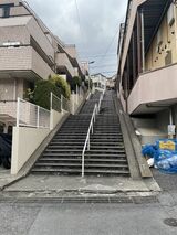 街中いたるところにこんな階段がある（筆者撮影）