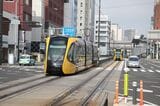 宇都宮駅から東に延びる鬼怒通り。ライトラインの併用軌道が敷設されている（筆者撮影）