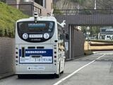 キャンパスから公道へ向かう自動運転スクールバス（筆者撮影）