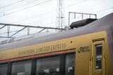 金色の側面が華やかなイメージの「安寧」編成。窓の上には「MAHOROBA LIMITED EXPRESS」の文字（記者撮影）