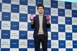 らくらくスマートフォンを手に持つ外谷一磨氏