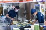 最後に豚骨スープが注ぎ込まれ、どんぶりが完成する（筆者撮影）
