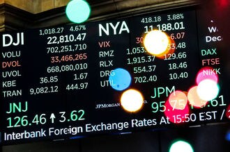 米国株は急反発､ダウは初の1000ドル超上昇