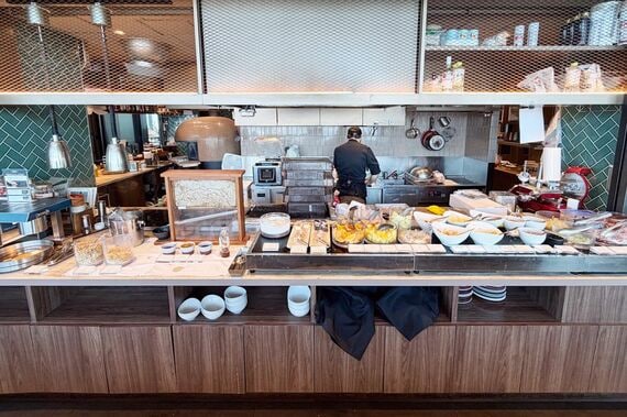 前菜、サラダ、フルーツ、デザートのブース