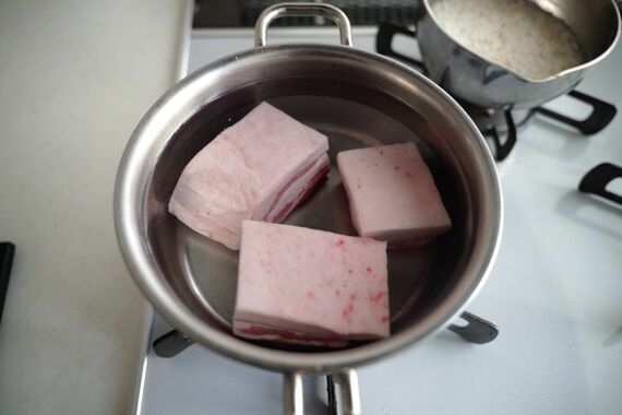 鍋に入れた豚バラ肉